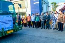 Menteri Perindustrian Agus Gumiwang Kartasasmita bersama Menko Perekonomian Airlangga Hartarto saat melepas bantuan tabung gas oksigen ke India