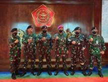 Lima Pati Marinir yang naik pangkat berfoto bersama dengan Irjen TNI Letjen TNI (Mar) Bambang Suswantono