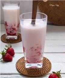 Mudah dibuat dan Menyegarkan, Yuk! Bikin Stroberi Susu Korea Untuk Lebaran