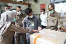 Menteri Pertanian Syahrul Yasin limpo mengecek produk pertanian di karantina