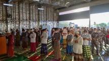  Prajurit KRI Teluk Bintuni 520 Sholat Idul Fitri 
