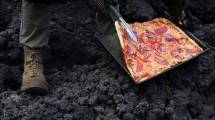 Pizza Ini dimasak di Atas Lava Panas Bekas Letusan Gunung Merapi