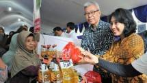 Ketua Penasihat Dharma Wanita Persatuan Kementerian Koperasi dan UKM Bintang Puspayoga menyerahkan santunan dan paket sembako