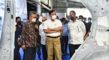 Menteri Perindustrian Agus Gumiwang Kartasasmita saat mendampingi Menko Bidang Kemaritiman dan Investasi Luhut Binsar Pandjaitan ke PT. YPTI