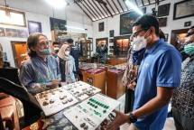 Menteri Pariwisata dan Ekonomi Kreatif/Kepala Badan Pariwisata dan Ekonomi Kreatif, Sandiaga Salahuddin Mengujungi Pengrajin Perak, Salim Silver di Kota Gede, Yogyakarta (Kemenparekraf)
