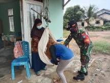 Prajurit TNI Serda La Rosulu Dampingi Kegiatan Posyandu Saat Pandemi Covid-19