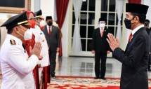 Presiden Jokowi mengucapkan salam kepada Sugianto Sabran sebagai Gubernur Provinsi Kalimantan Tengah masa jabatan 2021-2024