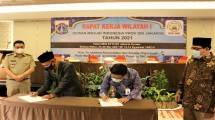 Kerjasama penyaluran dana BOTI tersebut ditandatangani oleh Direktur Kredit UMK & Usaha Syariah Bank DKI, Babay Parid Wazdi dan Ketua Dewan Masjid Indonesia Provinsi DKI Jakarta, H. Ma&rsquo;mun Al Ayyubi 