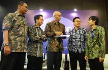 Presiden Direktur PT Omron Manufacturing of Indonesia, Irawan Santoso beserta Jajarannya