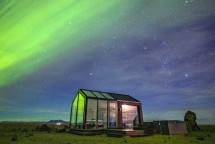 Keren! Menginap di Rumah Kaca Sambil Menikmati Keindahan Aurora di Islandia