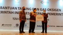 Menko Perekonomian Airlangga Hartarto bersama Menperin Agus Gumiwang Kartasasmita saat menyerahkan bantuan tahap kedua berupa tabung oksigen ke pemerintah India (Foto: Ridwan/Industry.co.id)