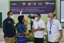 Ahli waris ibunda Prada Ardi Yudi (dua dari kiri) Heli Astutik menerima Santunan Risiko Kematian Khusus (SRKK) sebesar Rp. 451 Juta dari Asabri yang diserahkan oleh (kanan ke kiri) Direktur Utama Asabri Wahyu Suparyono dan Komisaris Utama Asabri Fary Djemi Francis serta (kiri) Direktur Bank Mandiri Taspen Iwan Soeroto sebagai mitra bayar SRKK tersebut. Pada kesempatan yang sama Bank Mantap memberikan santuan Rp. 10 Juta kepada ahli waris.