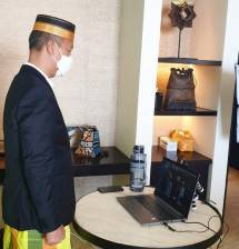 Peringati Hari Lahirnya Pancasila, Menperin Agus Kenakan Pakaian Adat Khas Sulawesi, Netizen: Keren Pak Menteri... 