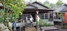 Koramil 02 Sejangkung Sambas Dampingi Penyemprotan Disinfektan
