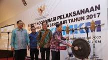 Direktur Utama LPDB Kemas Danial, didampingi Deputi Bidang Pembiayaan Kemenkop dan UKM, Braman Setyo, Direktur Keuangan LPDB, Fitri Rinaldi membuka acara rapat Koordinasi Pelaksanaan Pengalihan Dana Bergulir tahun 2017