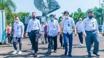 Menperin Agus Gumiwang Kartasasmita saat mengunjungi LEN Industri (Persero)