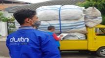 Petugas Duitin Sedang Memeriksa Pengumpulan Sampah Daur Ulang