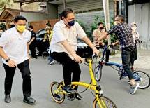 Dorong IKM Berkembang, Menko Airlangga dan Menperin Agus Kunjungi Pabrik Tekstil dan Sepeda Kreuz di Bandung