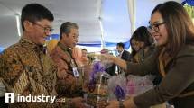 Direktur Utama Perum Jamkrindo Diding. S Anwar (kiri) Direktur Bisnis Penjaminan Bakti Prasetyo saat meninjau stand Bazaar Ramadhan Jamkrindo di Jakarta, Rabu (14/6).