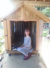 Gadis Berusia 9 Tahun Ini Jadi Inspiratif, Telah Menanam Sayuran Sendiri Selama 4 Tahun dan Membangun 11 Rumah Kayu untuk Tunawisma di Kota