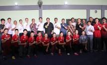 Menteri Perindustrian, Airlangga Hartarto berfoto bersama Atlet Wushu SEA Games 2017