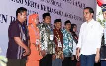 Presiden Jokowi saat akan menyerahkan 2.500 sertifikat hak atas tanah kepada warga Jawa Tengah, di Alun-alun Kabupaten Cilacap, Kamis (15/6).