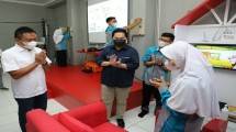 Menteri BUMN Erick Thohir (tengah) didampingi Direktur Utama Telkom Ririek Adriansyah (paling kiri) menyapa siswa siswi saat meninjau Laboratorium Fiber Optic bantuan dari Telkom untuk SMK Terpadu Al-Ikhwan Tasikmalaya