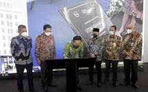 Kantor Pusat Bank Mantap - (Wakil Menteri II BUMN Kartika Wirjoatmodjo Tiga dari kiri), didampingi (kika) Dirut Wijaya Karya Agung B. Waskito, Dirut Bank Mandiri Darmawan Junaidi, Direktur Utama Taspen A.N.S. Kosasih, Direktur Utama Bank Mandiri Taspen (Bank Mantap) Elmaber P. Sinaga dan Kepala Badan Kepegawaian Negara Bima Haria Wibisana saat meresmikan pengoperasian Graha Mantap di Jl Proklamasi, Menteng, Jakarta, Senin (14/6). Gedung dengan luas total bangunan 12.029 m2 akan digunakan Bank Mandiri Taspen
