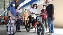 Dirjen IKMA Kemenperin Gati Wibawaningsih saat melakukan kunjungan kerja ke CV. Lombok E-Bike Builder 