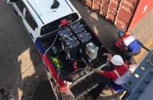 Teknisi PT BIMA sedang mempersiapkan filter engine untuk Biosolar B30 di RTG di Terminal Petikemas Semarang