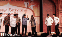 Wakil Presiden Jusuf Kalla (keempat dari kanan) didampingi Direktur Utama Bank BRI Suprajarto (kedua dari kanan), Direktur Utama Bank BTN Maryono (ketiga dari kiri), dan Direktur Utama Bank Mandiri Kartika Wirjoatmodjo (kanan) menghadiri acara buka p