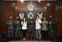 Panglima TNI Berikan Piagam Penghargaan Kepada Yozua Makes