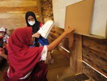Pekerja Pertamina Mengajarkan Baca Tulis dengan Metode Montessori kepada Anak Dusun Cindakko. (Foto: Dok. Istimewa)