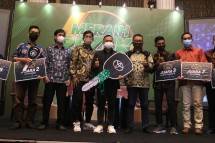 Para pemenang Tantangan Rejeki Setengah Milyar bersama Komisaris Utama, Helmy Yahya dan Direktur Utama Raja Herbal. 