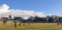 Personel Kompi Bantuan Yonif 642 Kapuas Olahraga Sepak Bola Bersama Masyarakat