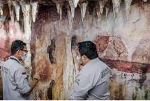 Menteri Pariwisata dan Ekonomi Kreatif Sandiaga Uno saat mengunjungi pusat informasi Geologi Maros-Pangkep, Sulawesi Selatan. (Dok: Kemenparekraf)