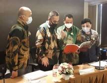 Direktur Utama PT Satria Antaran Prima Tbk (SAPX), Budiyanto Darmastono (ketiga dari kiri), sedang berpose bersama anggota Direksi lainnya usai acara paparan publik 2021 di Park Hotel, Jakarta Timur. (Foto: Bang Abe)