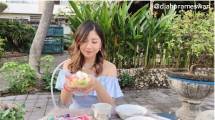 Model sedang mencicipi Aice