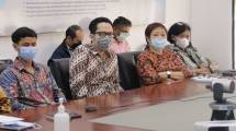 Adhi Setyo Santoso, ST., MBA., Ketua Program PK-KM PresUniv, Handa S. Abidin, S.H., LL.M., Ph.D., Wakil Rektor Bidang Akademik dan Kemahasiswaan PresUniv, Maria Jacinta Arquisola, BA, MHRM, Ph.D., Dekan Fakultas Bisnis, PresUniv, Dr. Retnowati, Direktur Lembaga Riset dan Pengabdian Masyarakat (LRPM) PresUniv. (dari kiri ke kanan)