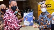 Ketua Umum Asaki Edy Suyanto saat menyerahkan keramik bergambar Menperin Agus Gumiwang Kartasasmita