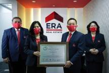 Tampak dalam gambar Darmadi Darmawangsa, Direktur Utama PT ERA Graharealty Tbk. (Kedua Kanan) dan Aan Andriani Sutrisno, Direktur PT ERA Graharealty Tbk.(Kedua Kiri) memegang sertifikat Bursa Efek Indonesia didampingi Susan Widjayawati, Komisaris Utama PT ERA Graharealty Tbk. (Paling Kanan) dan Bernardino Moningka Vega JR, Komisaris Independen PT ERA Graharealty Tbk. (Paling Kiri)