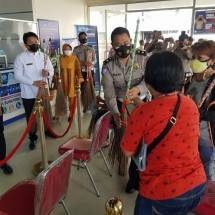 di-hari-bhayangkara-ke75-kalangan-disabilitas-hadiahi-polri-dari-hasil-produknya
