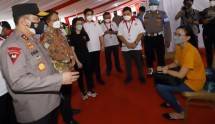 Kapolda Metro Jaya Irjen Pol Fadil Imran dan Direktur Mayora Group David Atmadja berdialog dengan peserta Nyok Kite Vaksin di Polres Jakarta Barat. 