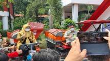 Menteri Pertanian Syahrul Yasin Limpo menyoba alat mesin pertanian