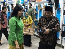 Dirjen Industri Kecil dan Menengah (IKM) Kementerian Perindustrian Gati Wibawaningsih bersama Bupati Sidoarjo Saifullah 
