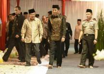 Presiden Jokowi dan Wapres Jusuf Kalla bersama Kapolri Tito Karnavian saat mengikuti acara buka puasa bersama Polri di PTIK, Jakarta, Selasa (20/6). (Foto: Humas/Rahmat)