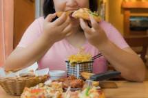 Makan Junk Food (Dok: Halodoc)