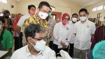 Wakil Gubernur DKI Jakarta, Riza Patria (kiri) bersama Ketua Umum Kamar Dagang dan Industri (Kadin) Indonesia, Arsjad Rasjid (kanan) dan Ketua Umum Kadin DKI Jakarta, Diana Dewi (tengah) saat memantau vaksinasi Kadin gelombang kedua di Pusat Pelatihan Kerja Daerah Jakarta Timur, Jakarta