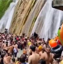 Warga India Asyik Mandi di Air Terjun Kempty, Netizen: Selamat Datang Gelombang Ketiga Covid-19