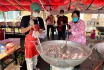 Potret Kesibukan Mensos Sosial Tri Rismaharini di Balik Dapur Umum